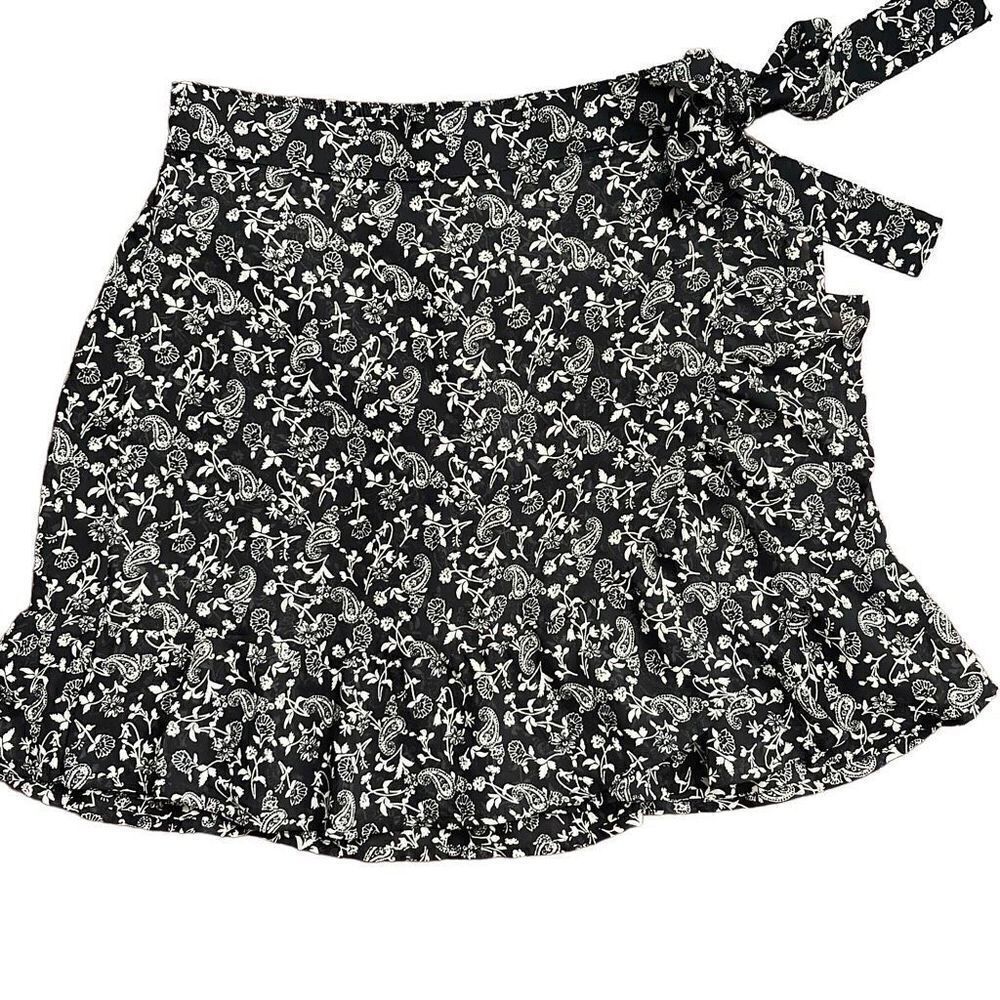 Hollister Womens Ultra High Rise Skirt Lined‎ Floral Paisley White Black Size XS